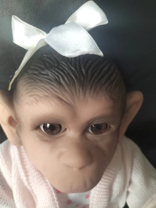Mona de silicona bebé con vestido rosa