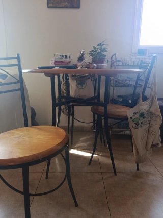 Mesa redonda de madera con 3 sillas