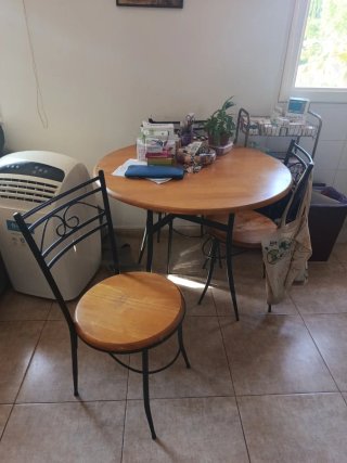 Mesa redonda de madera con 3 sillas