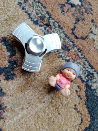Juguetes: coches, figura, spinner y rubik