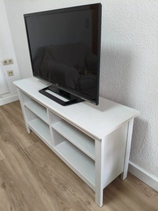 Mueble TV de Ikea  /  Urge Venta por Mudanza