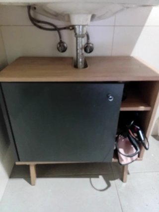 Mueble de baño estrecho madera y gris