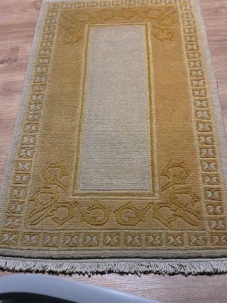 Alfombra beige y amarilla