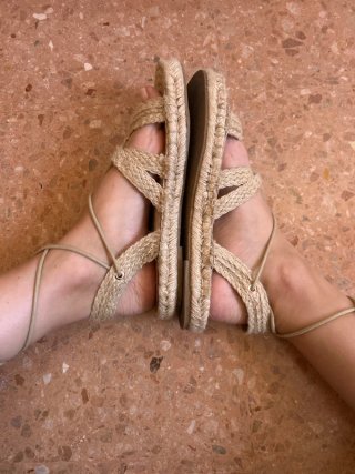 Sandalias de esparto atadas al tobillo