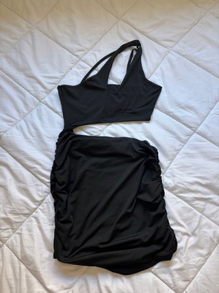 Vestido negro ajustado con tela elástica