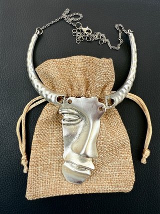 Collar plateado con rostro, joya artística, boho