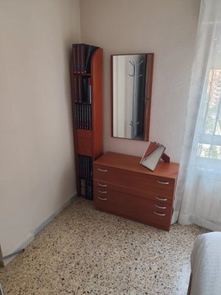 Muebles de dormitorio: Cómoda y Librería
