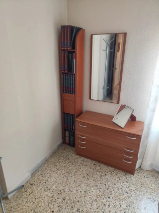 Muebles de dormitorio: Cómoda y Librería