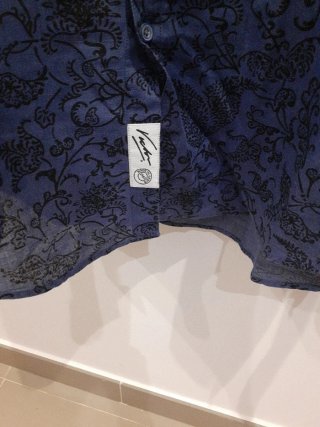 Camisa azul estampada