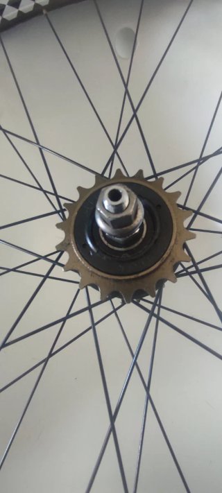 Rueda 700 Flip Flop Piñón 18 buje Novatec