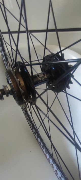 Rueda 700 Flip Flop Piñón 18 buje Novatec