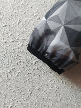 Cortavientos Primark gris con estampado