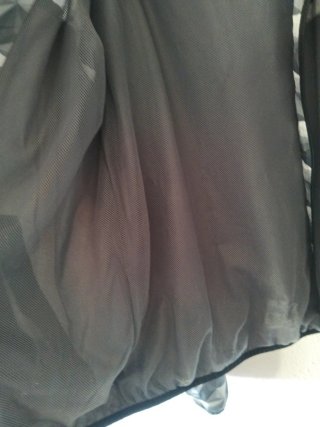 Cortavientos Primark gris con estampado