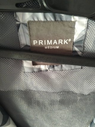 Cortavientos Primark gris con estampado