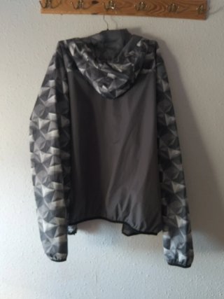 Cortavientos Primark gris con estampado
