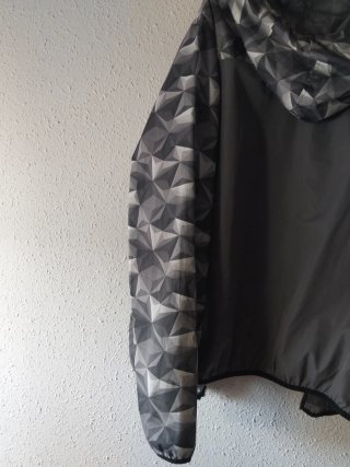 Cortavientos Primark gris con estampado