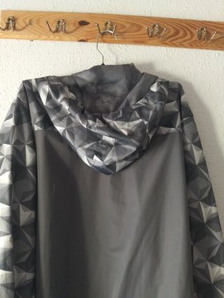 Cortavientos Primark gris con estampado