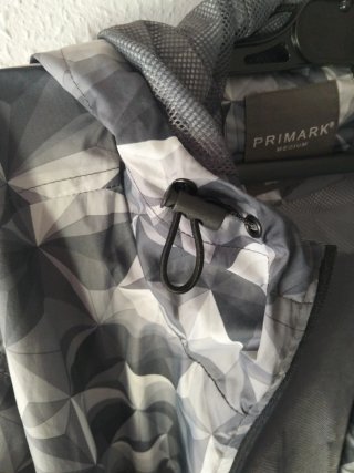 Cortavientos Primark gris con estampado
