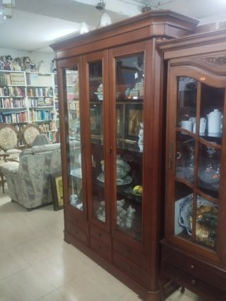 Vitrina de madera y cristal