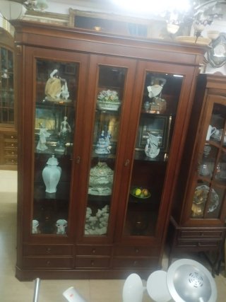 Vitrina de madera y cristal
