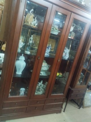 Vitrina de madera y cristal