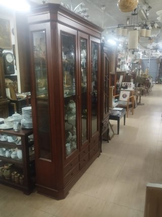 Vitrina de madera y cristal