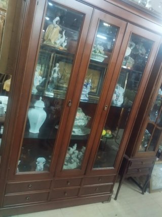 Vitrina de madera y cristal