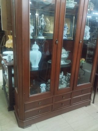 Vitrina de madera y cristal