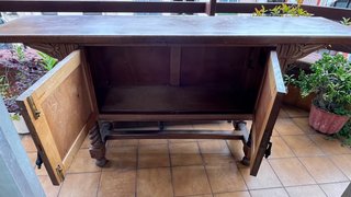 Mueble rústico de madera con puertas