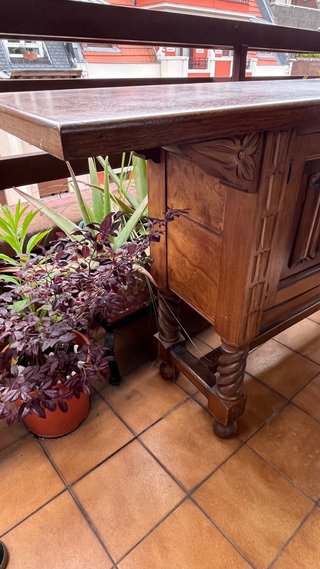 Mueble rústico de madera con puertas