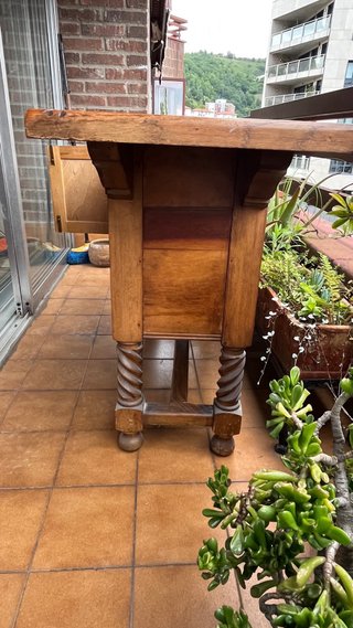 Mueble rústico de madera con puertas