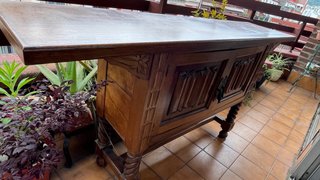 Mueble rústico de madera con puertas