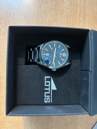 Reloj Lotus en su caja