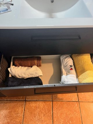 Mueble de baño negro y blanco