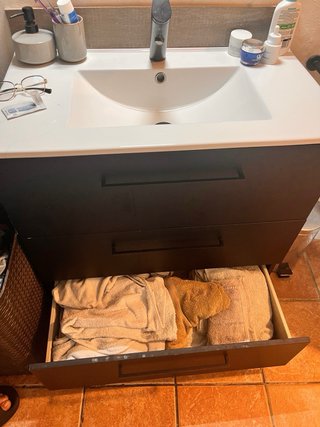 Mueble de baño negro y blanco