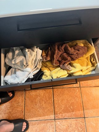Mueble de baño negro y blanco