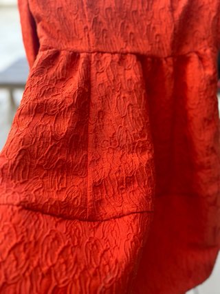 Vestido coral manga francesa