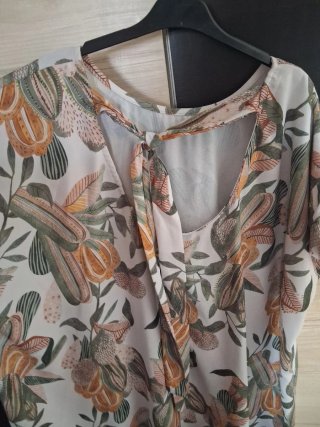 Blusa estampada con lazada en espalda