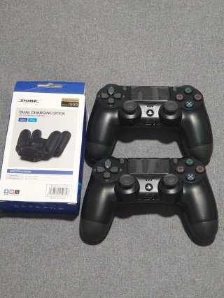 Base de carga y 2 joysticks ps4