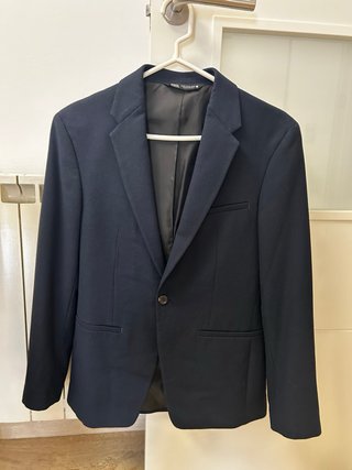 Traje Zara azul oscuro para joven. Zara.