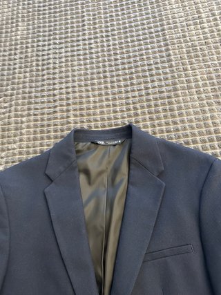Traje Zara azul oscuro para joven. Zara.