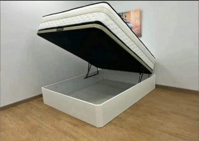 Divano in legno e tessuto