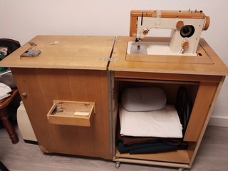 Mueble Singer con máquina de coser