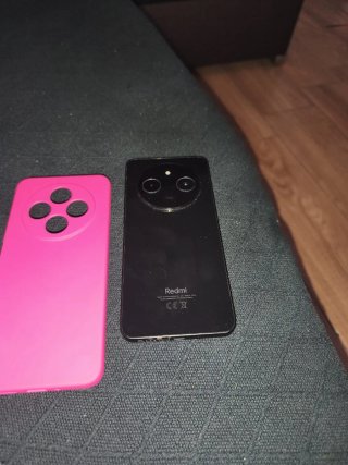 Móvil Negro con Funda Rosa
