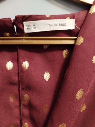 Vestido corto con escote en V y estampado dorado