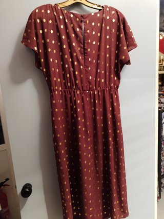 Vestido corto con escote en V y estampado dorado