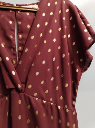 Vestido corto con escote en V y estampado dorado