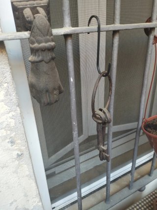 Picaporte antiguo y llaves oxidadas