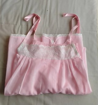 Camisón rosa con encaje blanco