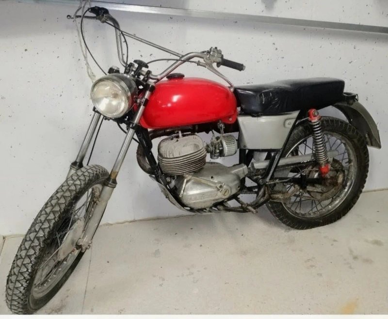 Moto Clásica . Roja y Plata